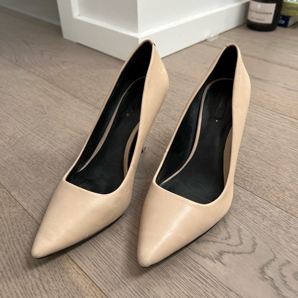 GENUINE LEATHER nude pumps